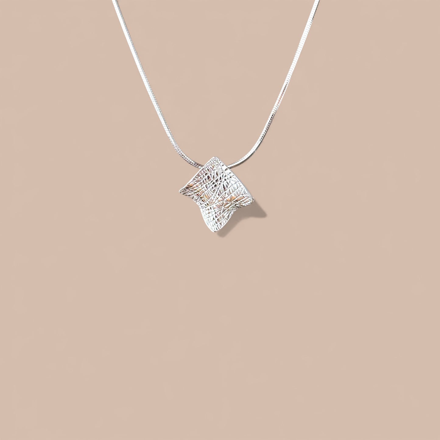 Astelle Gümüş Rengi Rodyum Kaplama Kolye